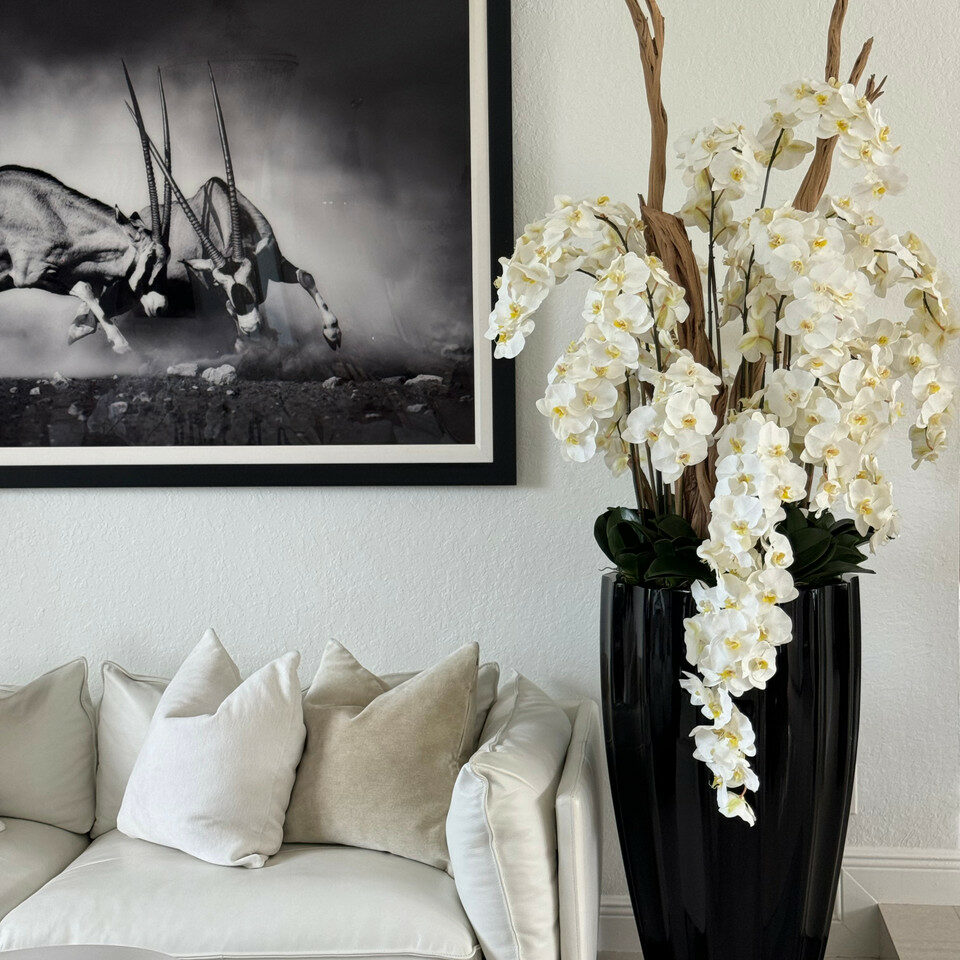 San Jose Blumenvase in glänzendem Schwarz mit hängenden gelben Orchidee