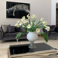 Elegante Blumenvase mit mehreren weißen Calla-Lilien