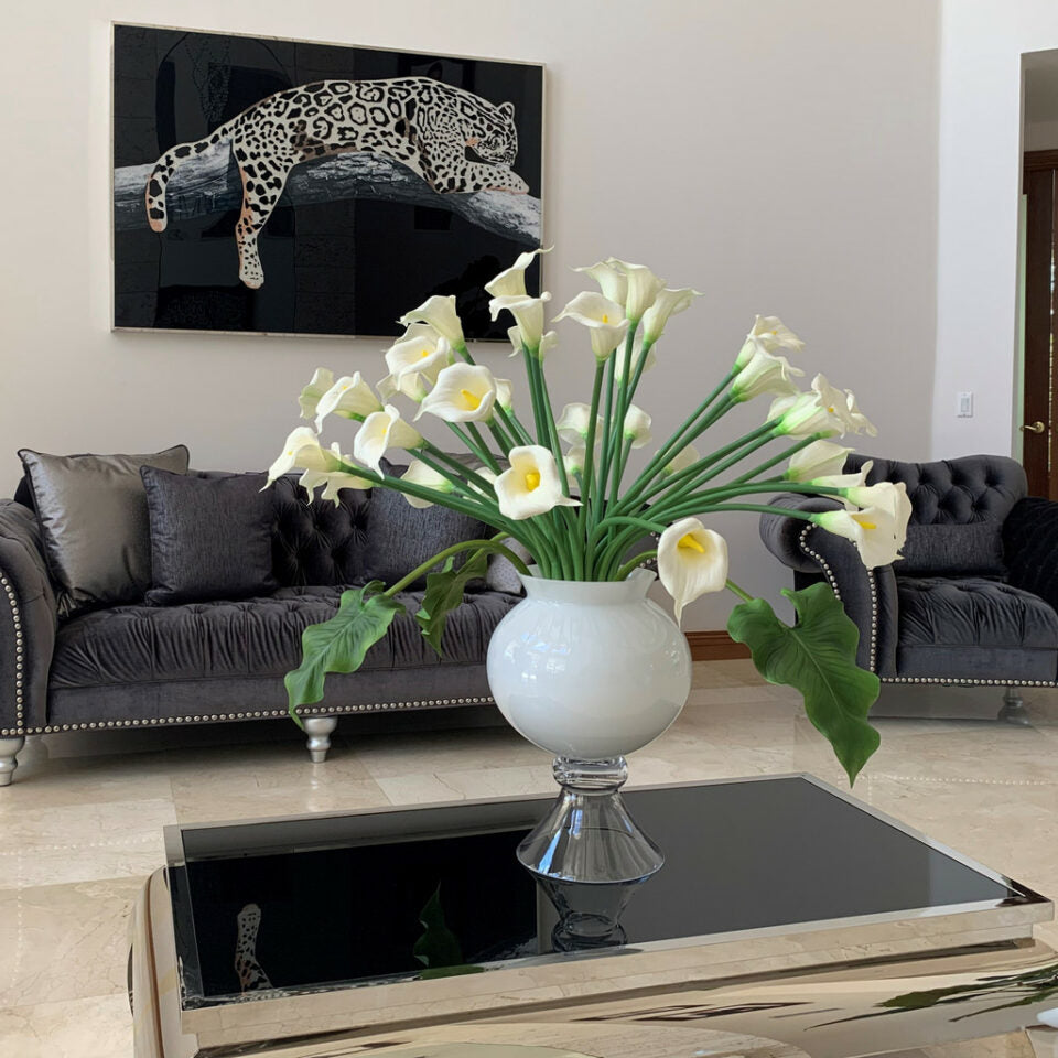 Elegante Blumenvase mit mehreren weißen Calla-Lilien