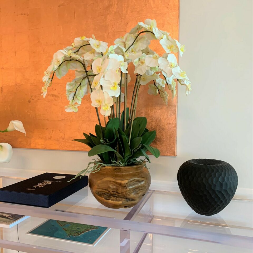 Große Schale aus Teakholz mit weißen Orchidee