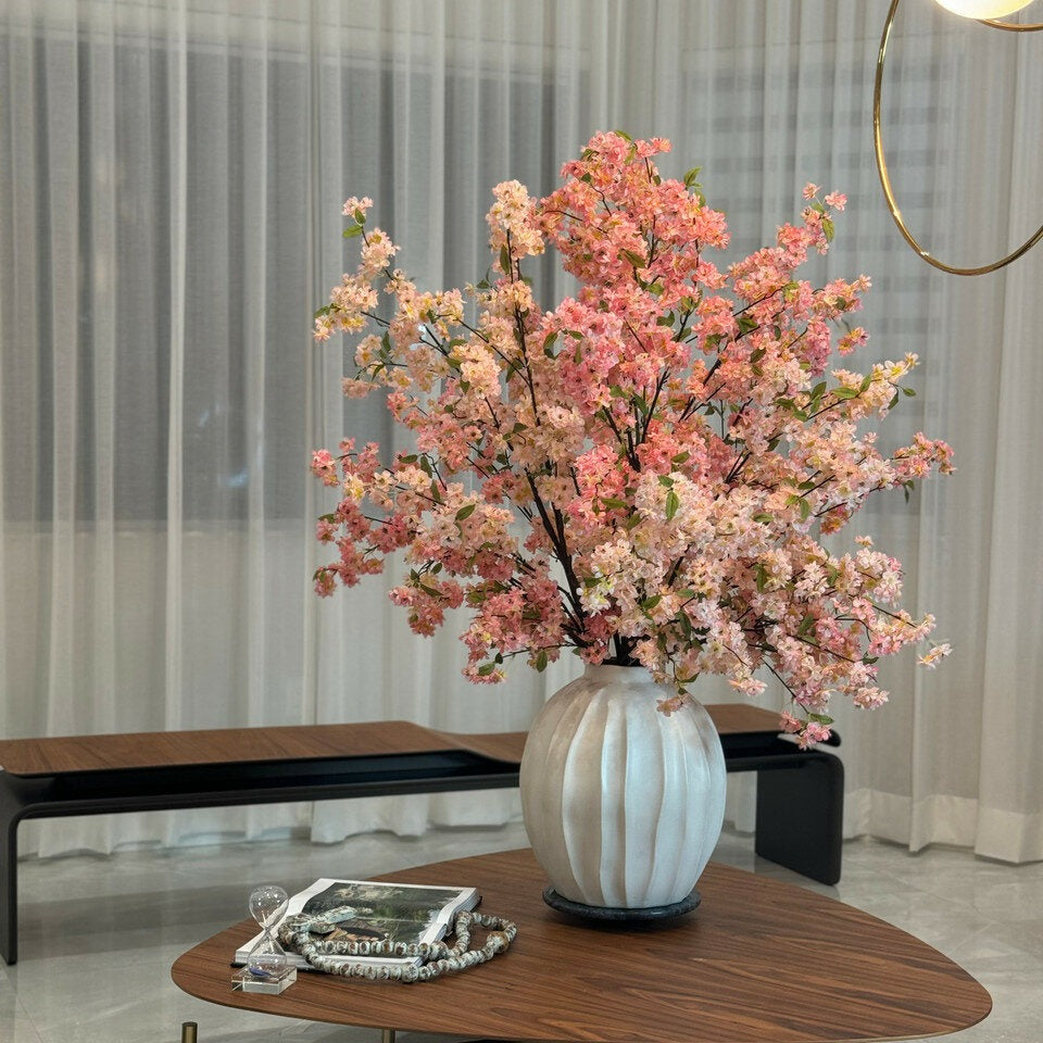 Astoria-Blumenvase mit rosa Kirschblüten