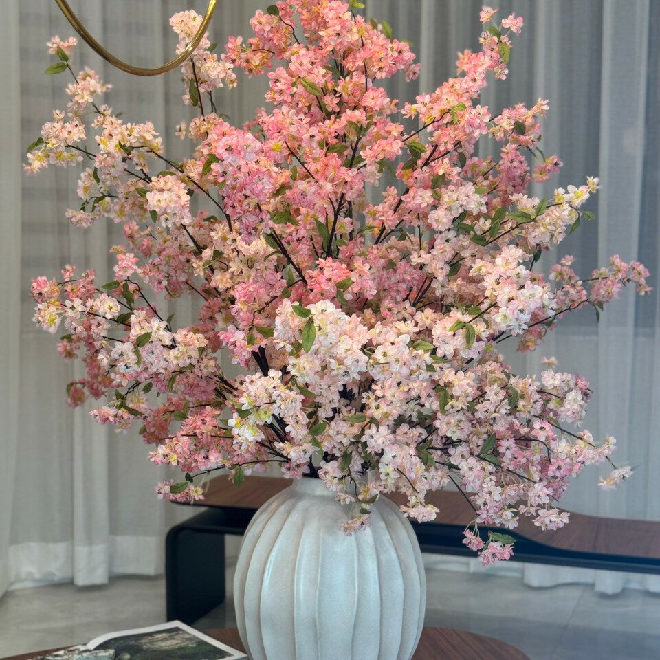 Astoria-Blumenvase mit rosa Kirschblüten