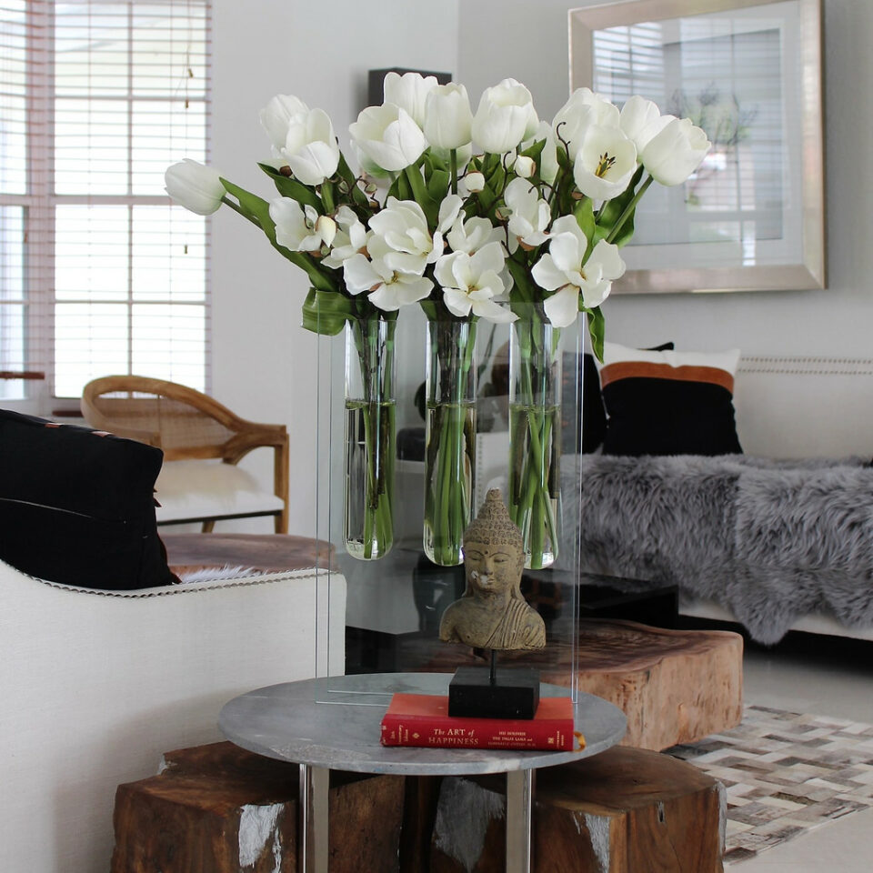 Dreifache Blumenvase mit weißen Tulpen