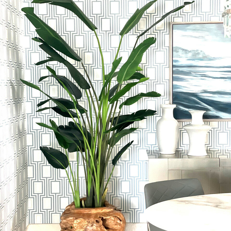 Große Blumenvase aus Teakholz mit prächtiger Strelitzie (Paradiesvogelblume)