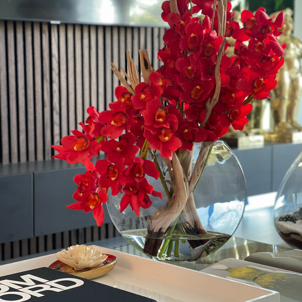 Rote Cymbidium-Orchidee im Mond-Pflanzgefäß