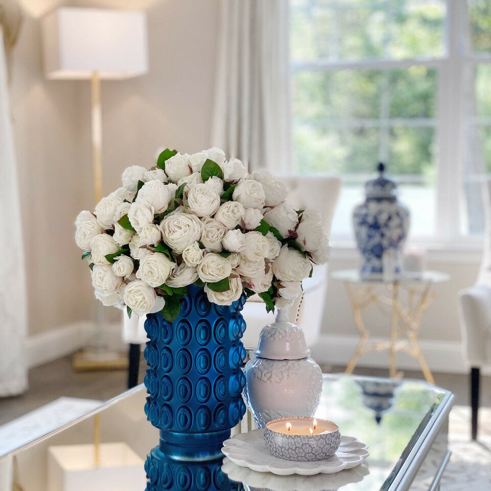 Weiße englische Rosen in blauer strukturierter Blumenvase