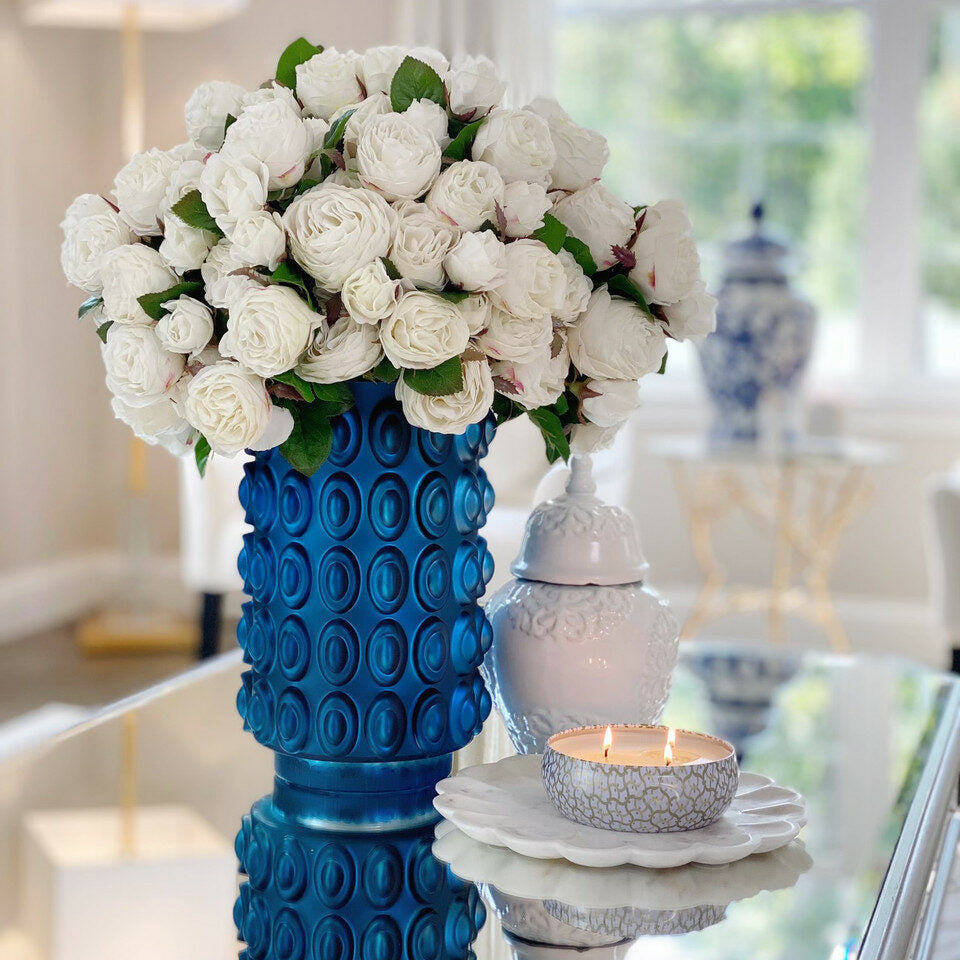 Weiße englische Rosen in blauer strukturierter Blumenvase