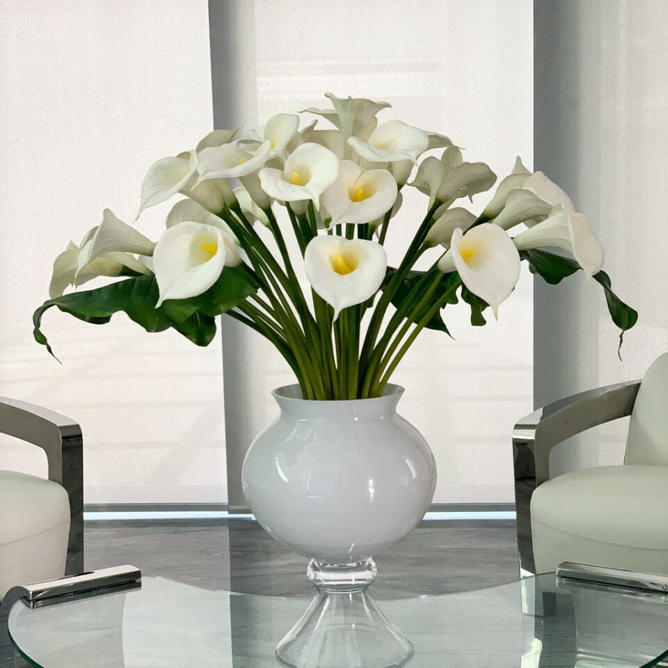 Elegante Blumenvase mit mehreren weißen Calla-Lilien