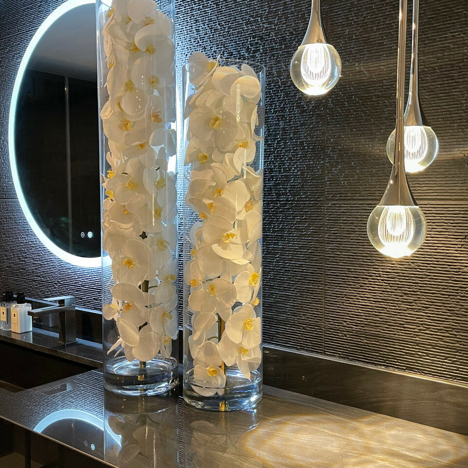 Glaszylinder mit weißen Phalaenopsis-Orchidee