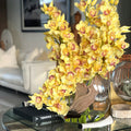 Gelbe Cymbidium-Orchidee in Mondvase