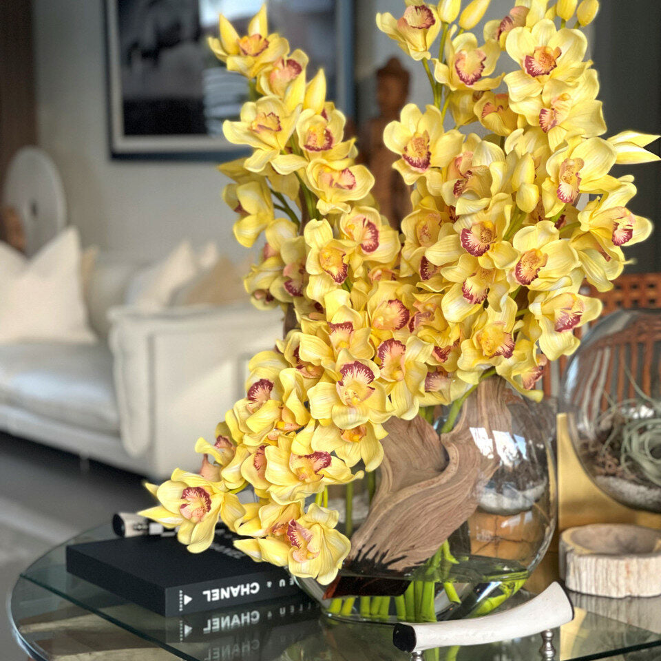 Gelbe Cymbidium-Orchidee in Mondvase