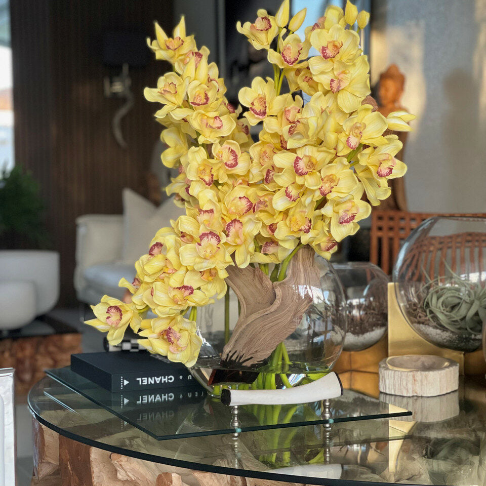 Gelbe Cymbidium-Orchidee in Mondvase