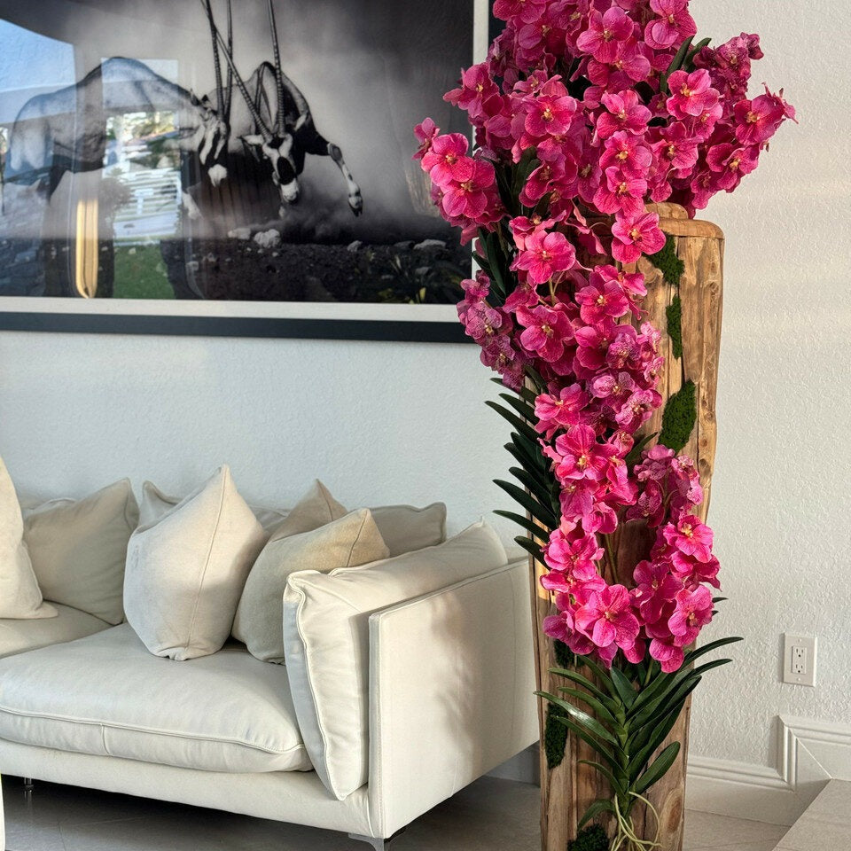 Große Teakholzvase mit natürlichen Kanten und rosa Vanda-Orchidee