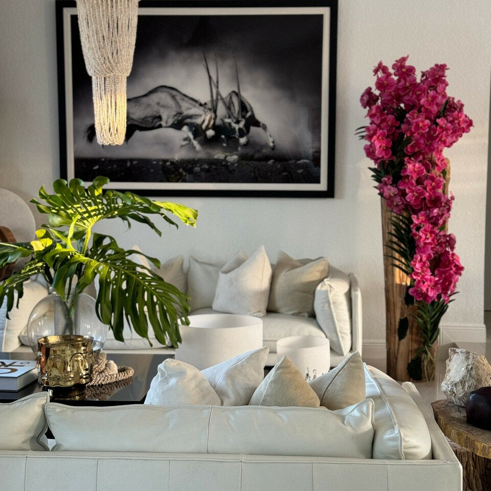 Große Teakholzvase mit natürlichen Kanten und rosa Vanda-Orchidee