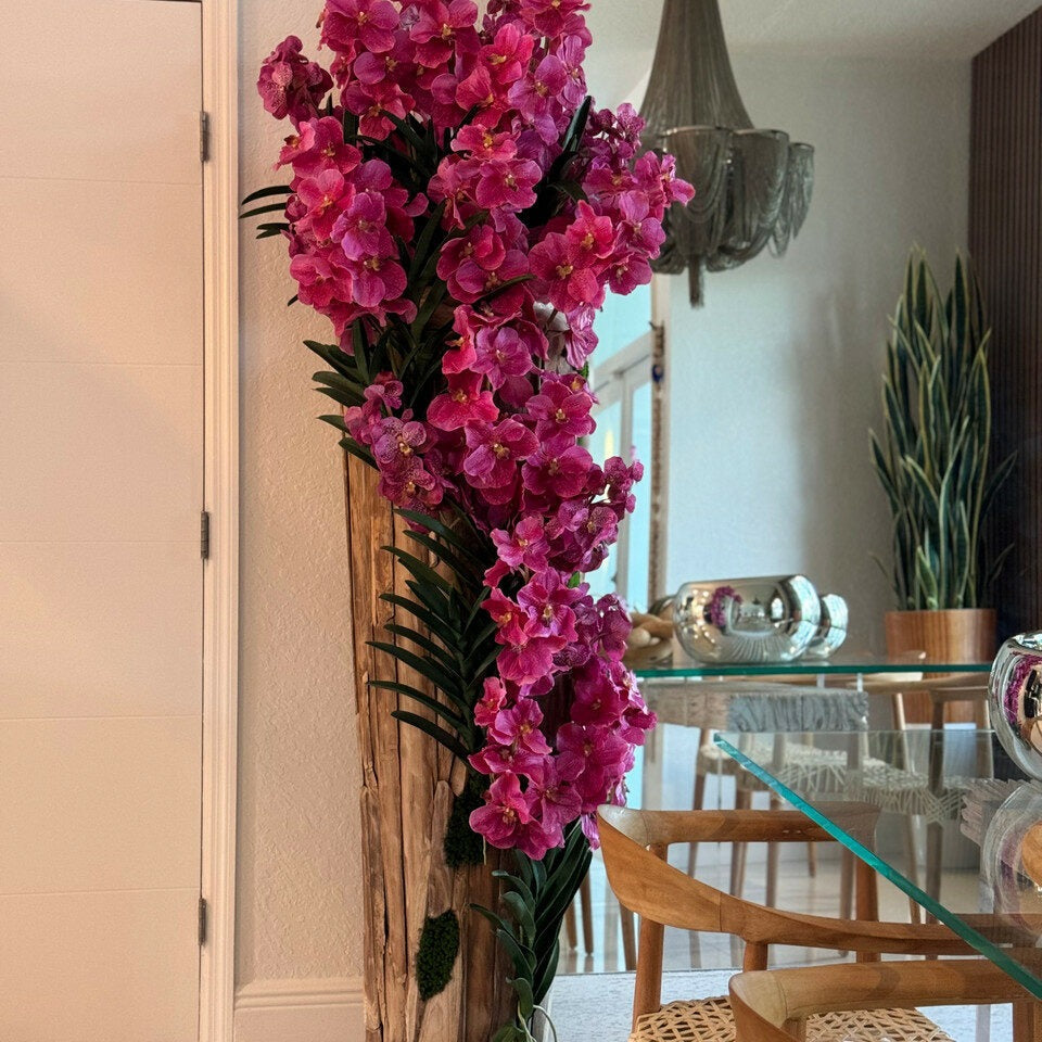 Große Teakholzvase mit natürlichen Kanten und rosa Vanda-Orchidee