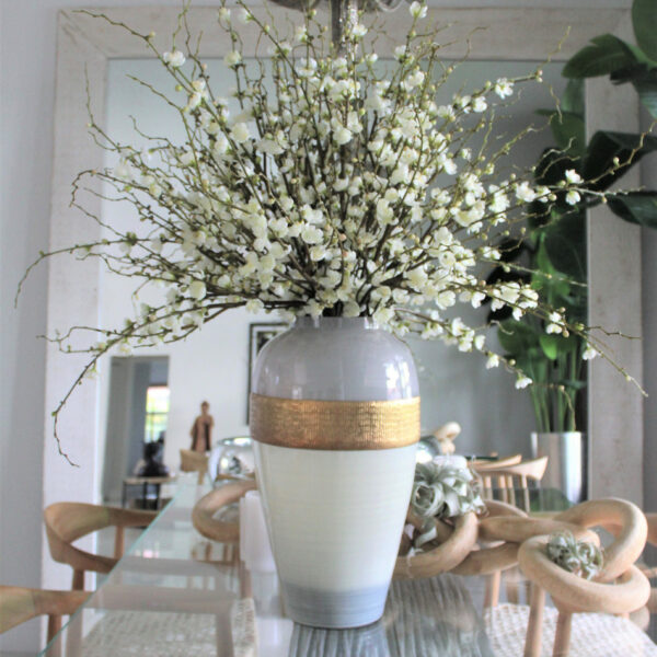 Blumenvase „Göttin“ mit Kirschblütenzweigen