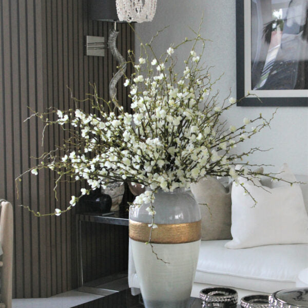 Blumenvase „Göttin“ mit Kirschblütenzweigen