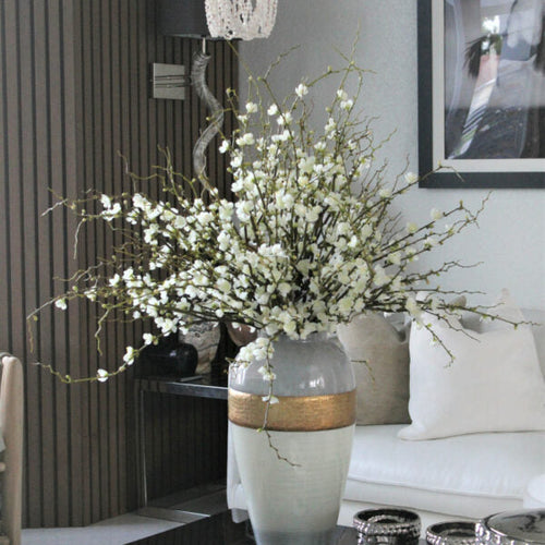 Blumenvase „Göttin“ mit Kirschblütenzweigen