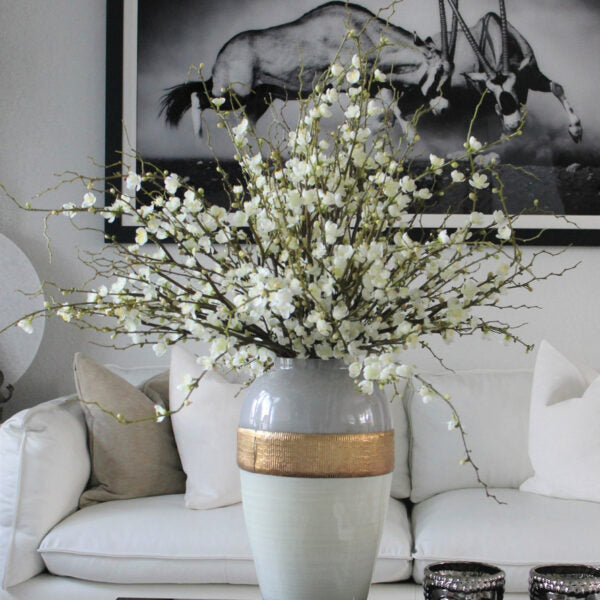 Blumenvase „Göttin“ mit Kirschblütenzweigen