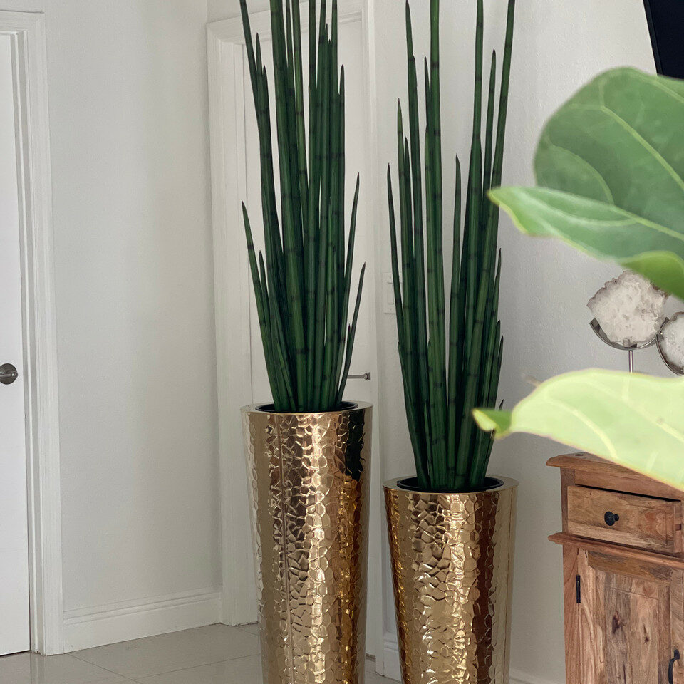 Konische Blumenvase aus goldfarbenem Edelstahl mit großem Schlangengras