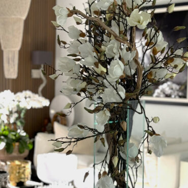 Weiße Magnolienvase im modernen Wohnstil, 50 cm (20 Zoll)