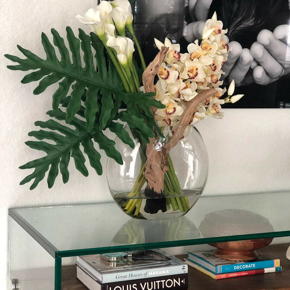 Mondvase mit Cymbidium-Orchidee und Calla-Lilien