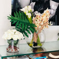 Mondvase mit Cymbidium-Orchidee und Calla-Lilien