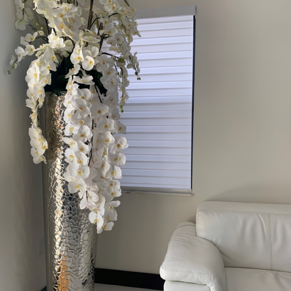 Kaskadierende Phalaenopsis-Orchidee in extra hoher, gehämmertem Blumenvase