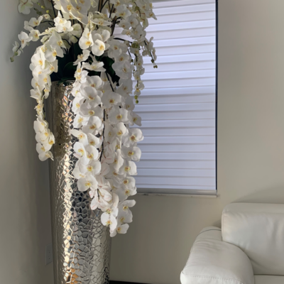 Kaskadierende Phalaenopsis-Orchidee in extra hoher, gehämmertem Blumenvase