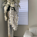 Kaskadierende Phalaenopsis-Orchidee in extra hoher, gehämmertem Blumenvase